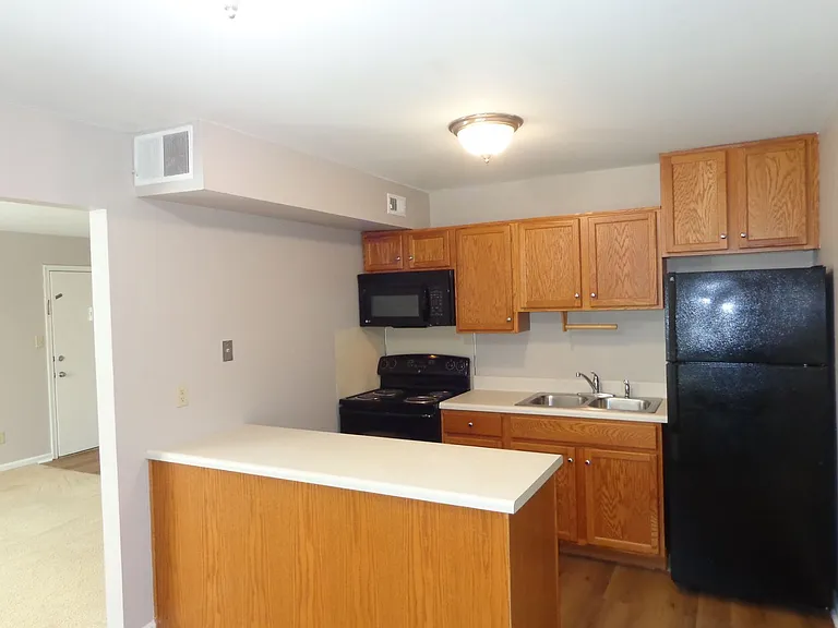 Yorktown Village Apartments — Photo 11