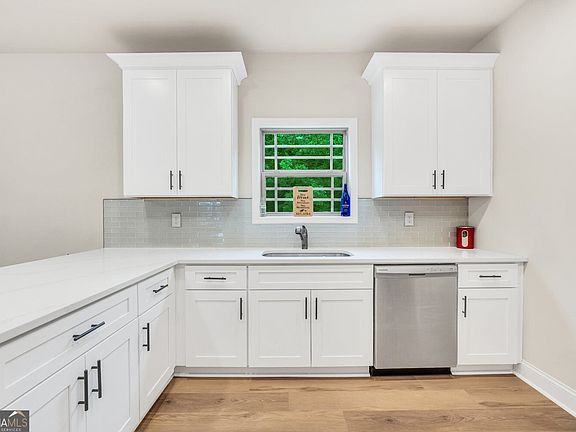 5th image of 273 Summit View Dr