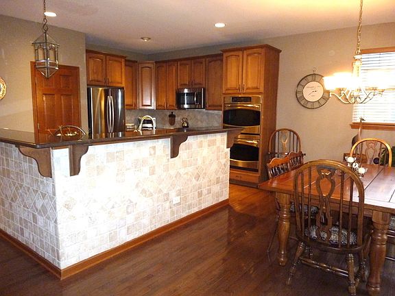 Huge Breakfast counter, gorgeous ceramic tile surround
