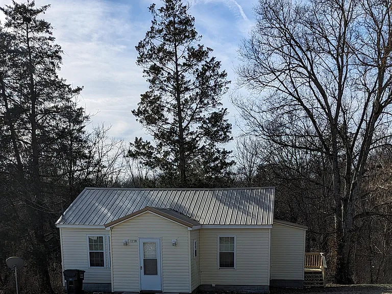 1110 McCall Ln SE — Photo 2