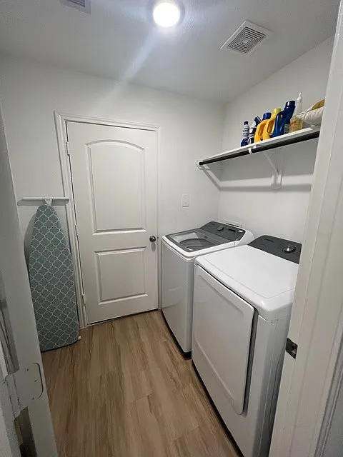 Modern 3-Bed Home with Attached Garage PETS Ok (Move-In Specials!!) — Photo 4