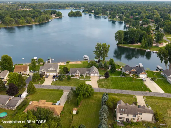 6361 Victoria Shore Dr, Laingsburg, MI 48848