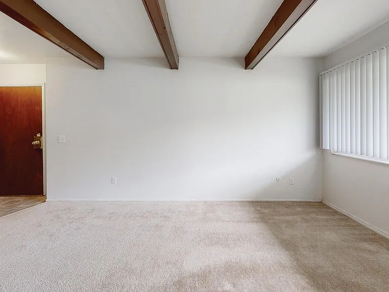 Whitehall Apartments — Photo 5