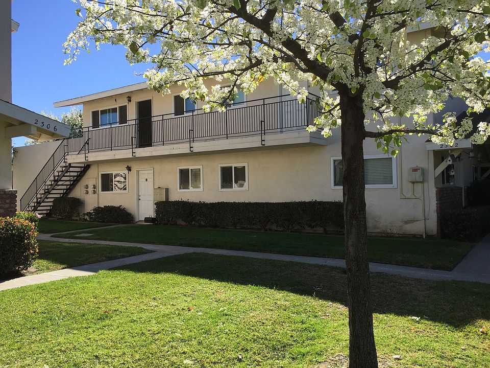 Front view of 4 flex in 18 unit complex.