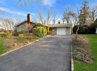 5 Corsa St, Dix Hills, NY 11746