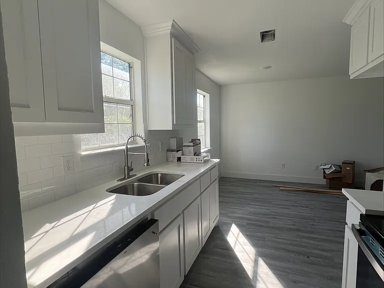 301 W Rochester St — Photo 11