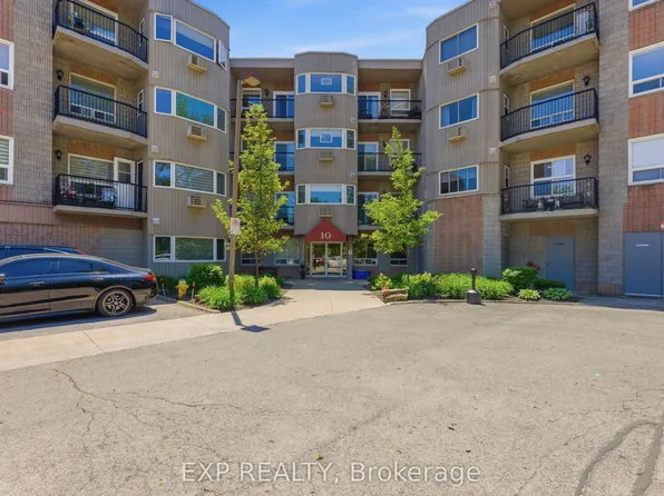 10 John St #207, Grimsby, ON L3M 1X5