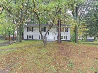 21 Newcastle Rd, Halfmoon, NY 12065