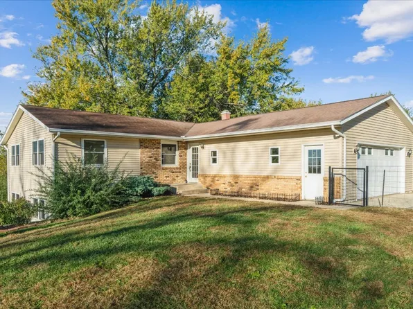 10101 Hall Rd, Cedar Rapids, IA 52411