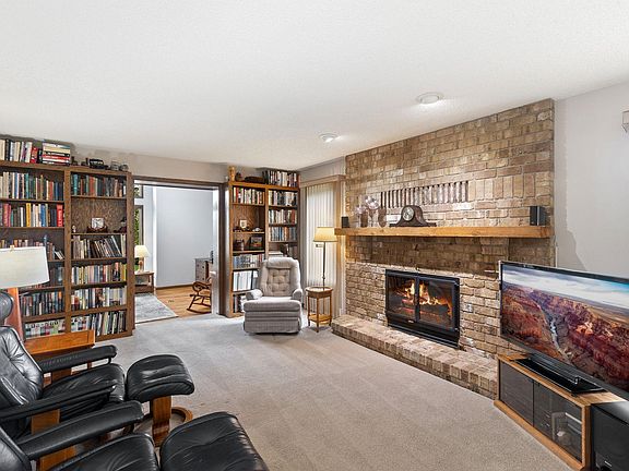 4th image of 525 Sycamore Cir N