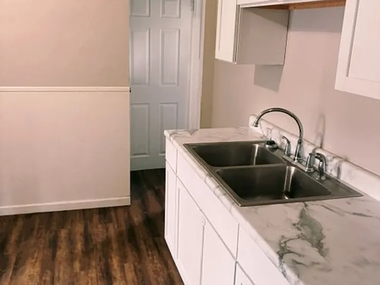417 Fremont Ave NW — Photo 3