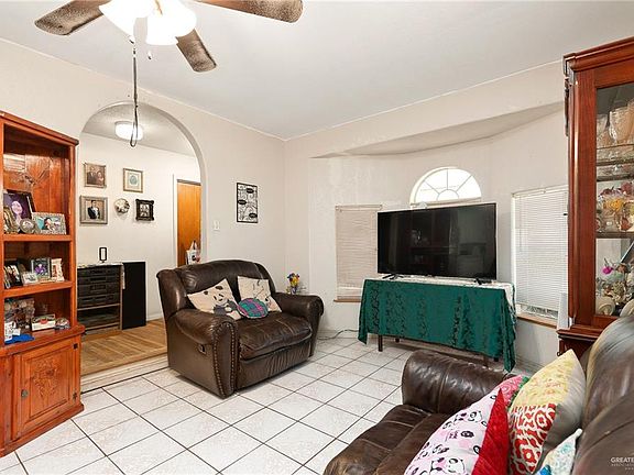 3rd image of 209 E 9th St