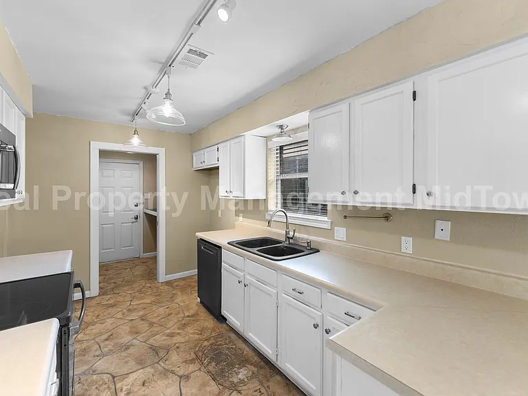 2132 Turf Club Dr — Photo 7