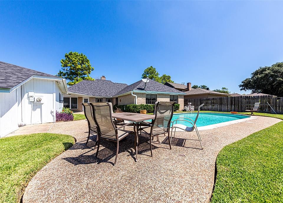 1st image of 15035 Vistamont Dr