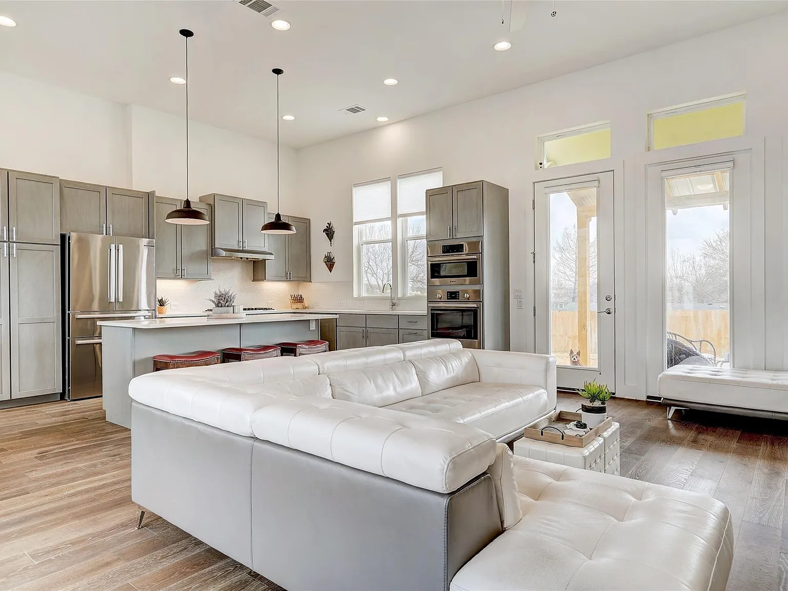 3 bed, 2.5 bath, 1977 sqft, $3,200 — Photo 4