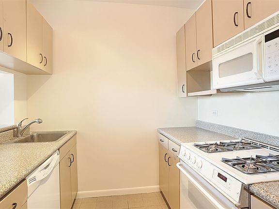 4th image of 111 W 67th St APT 20H
