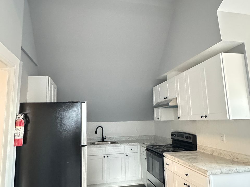 1st image of 305 Roseville Ave Floor 3