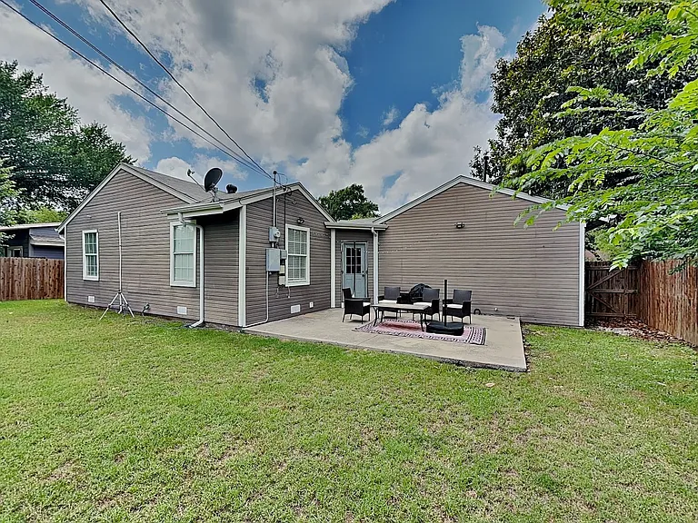 4705 Selkirk Dr — Photo 16