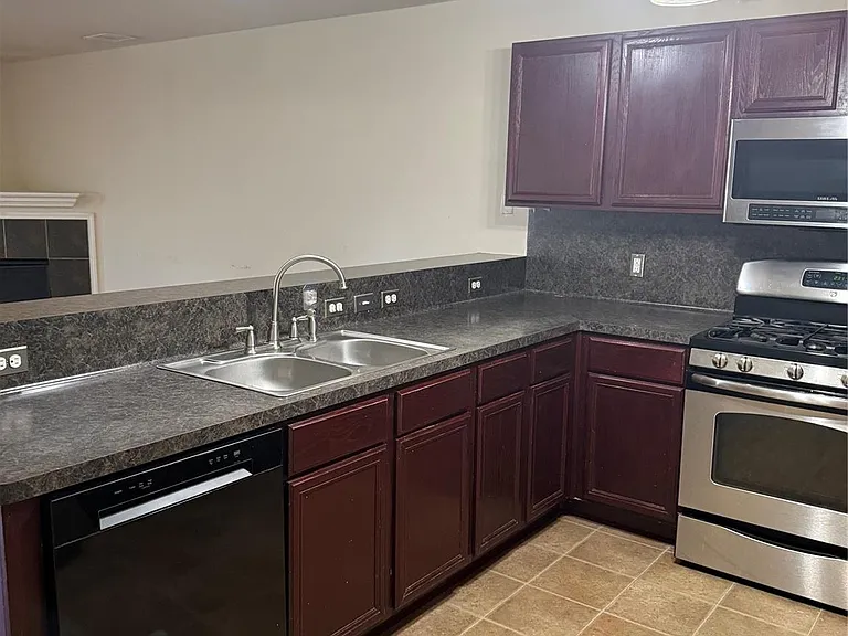 1330 Reedpoint Dr — Photo 5