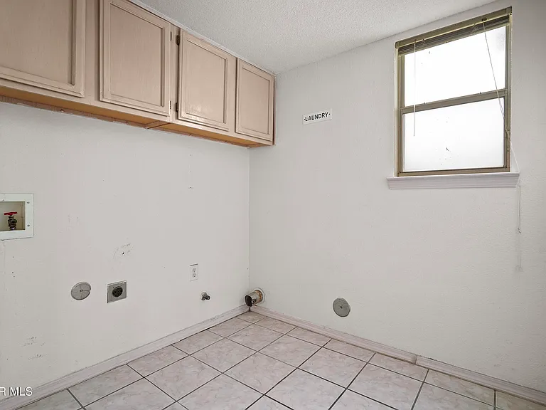 7481 Umbria Dr — Photo 24
