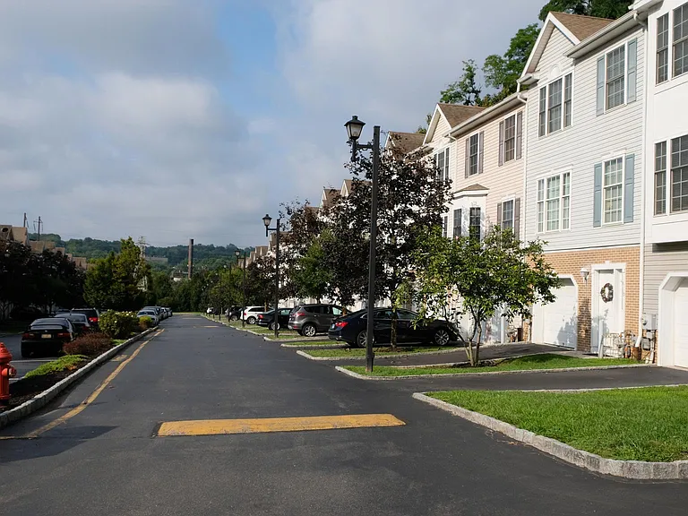100 Parker Ave #22 — Photo 4