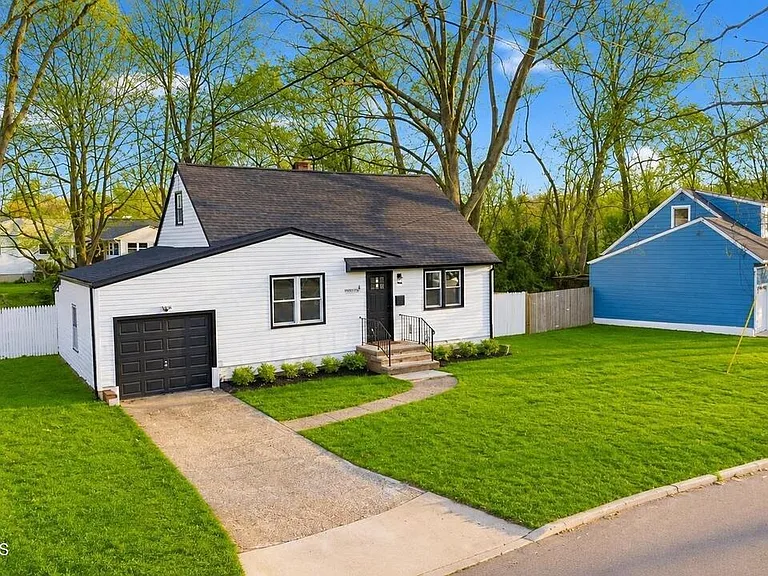5 Lois Ave — Photo 1