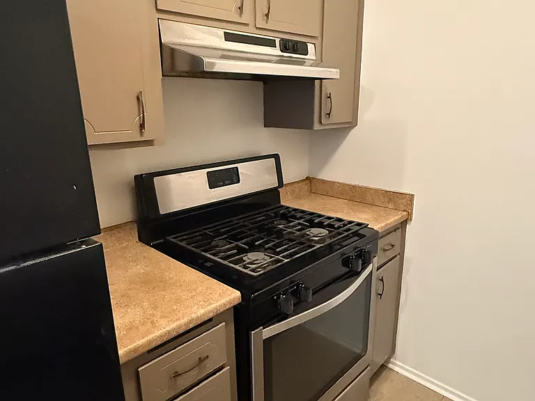 700 S Locust St — Photo 5