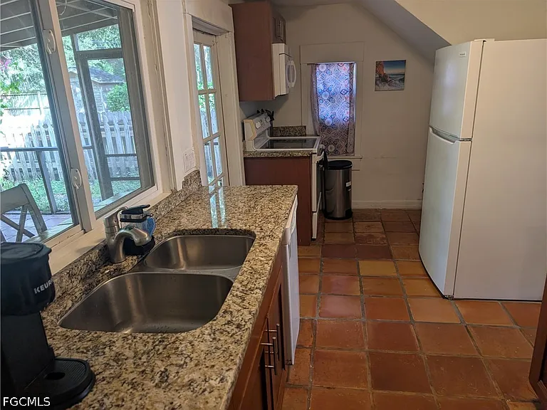 1637 Woodford Ave — Photo 14