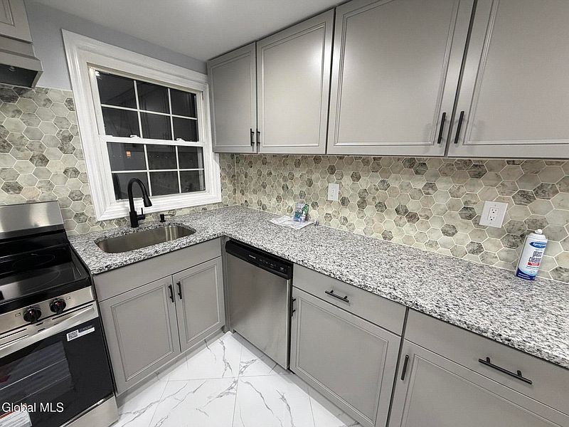 4th image of 39 Reber Street