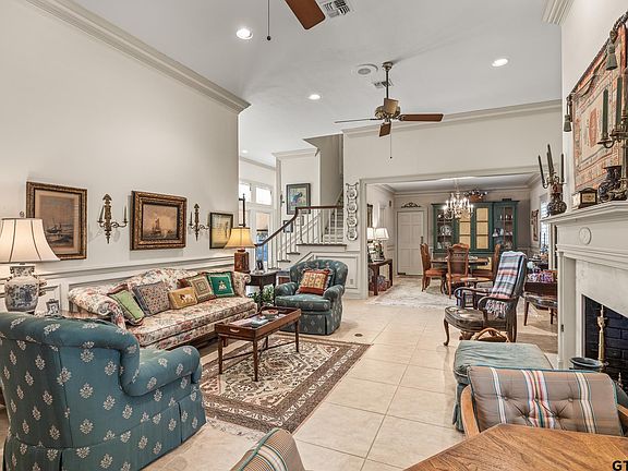 5th image of 518 Hyde Park Dr