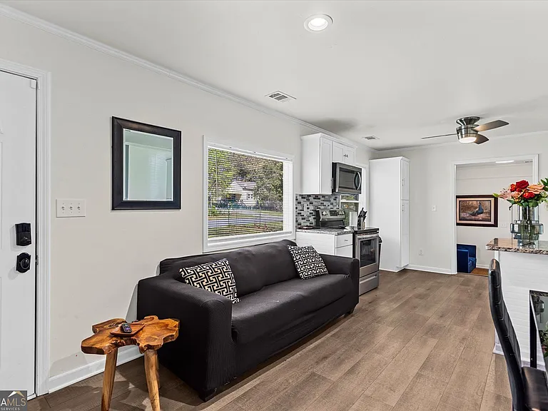 1111 Valley View Rd SE — Photo 5