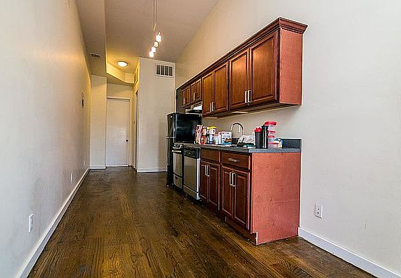 3rd image of 295 Maujer St #3O