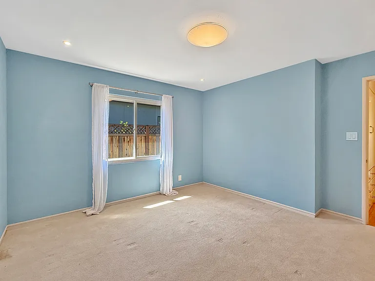 950 Olive St — Photo 36