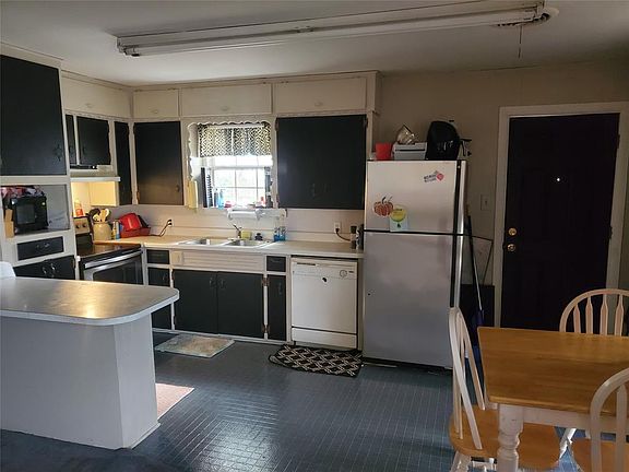 5th image of 107 W Church St