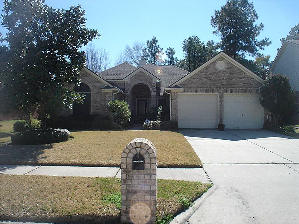 In gated community adjacent to The Woodlands... minutes to Exxon campos, to I-45, The Woodlands shop