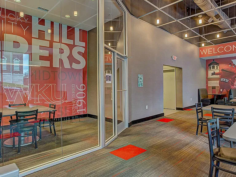 Experience the dynamic atmosphere of this contemporary campus lounge, perfect for study and relaxation.