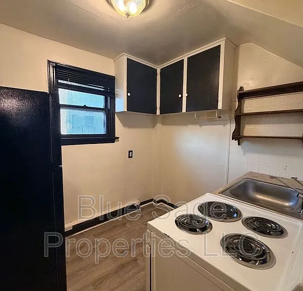 621 W 7th St #C — Photo 6