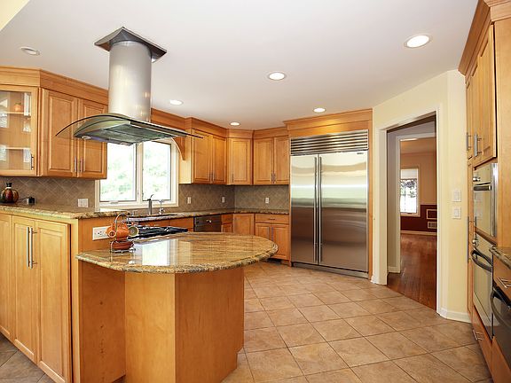 5th image of 22 Blackstone Dr