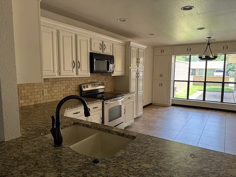 3922 Westminster Dr — Photo 3