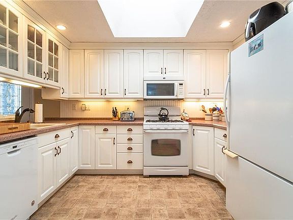 3rd image of 76 Lakeside Dr