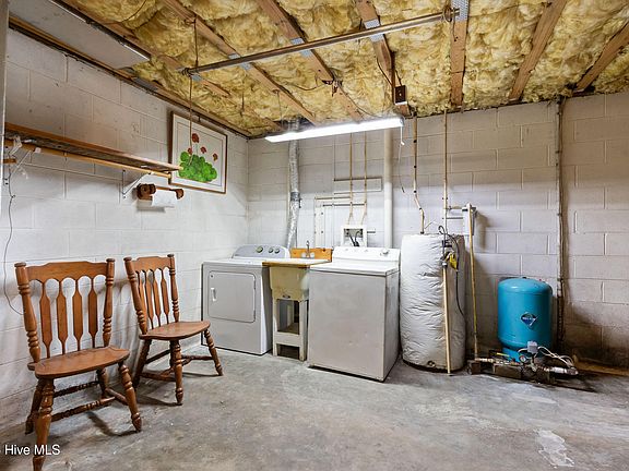 30th image of 186 Amandas Way