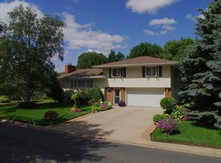 2904 Rankin Rd, Saint Anthony, MN 55418