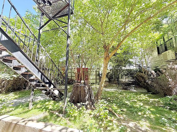 4th image of 557 Union St APT 1