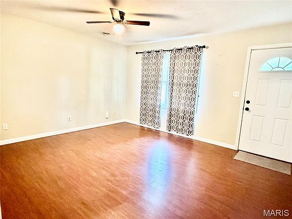 3rd image of 218 Pinewood Dr