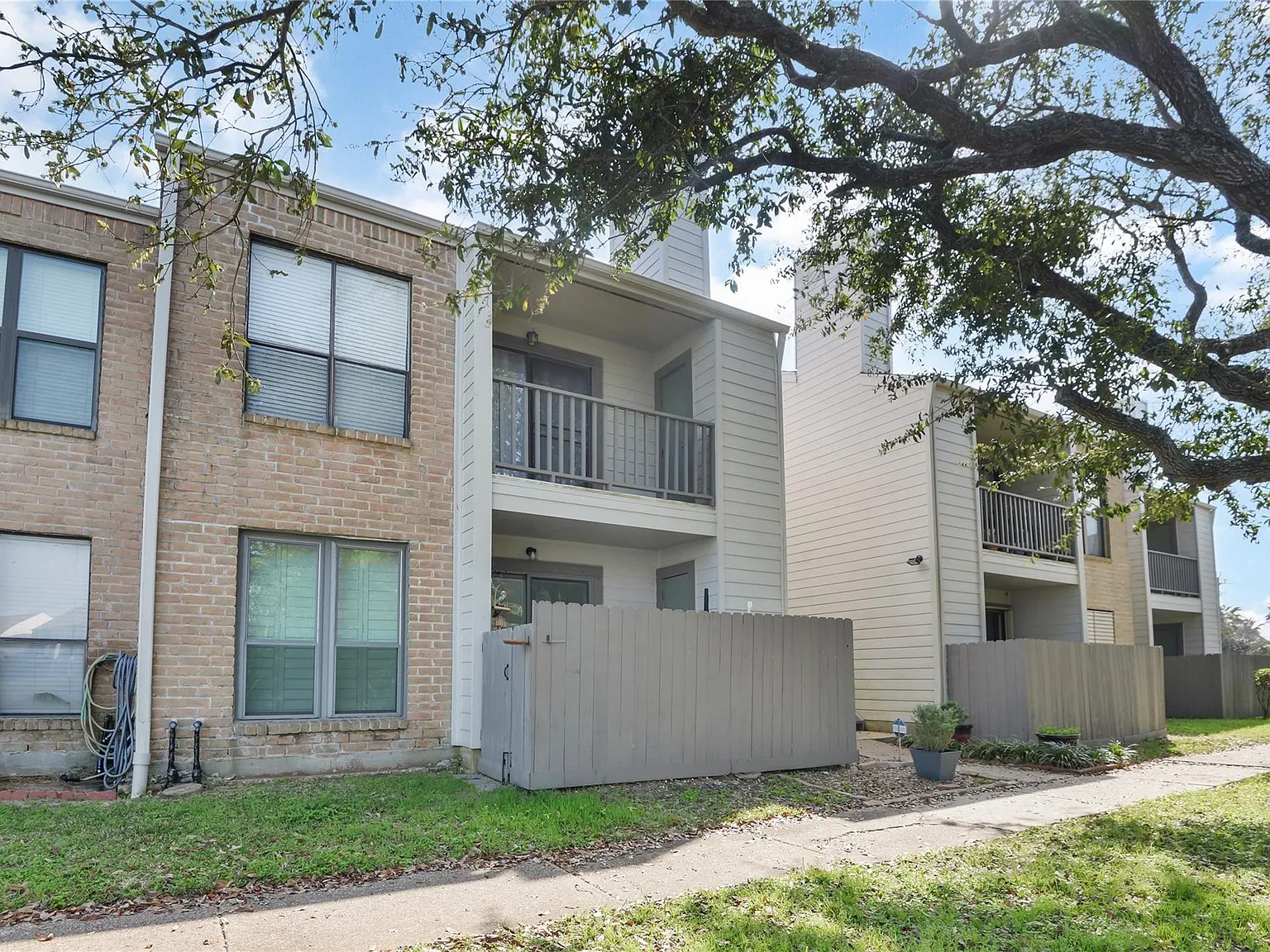 2 bed, 2.0 bath, 1009 sqft, $1,625 — Photo 1
