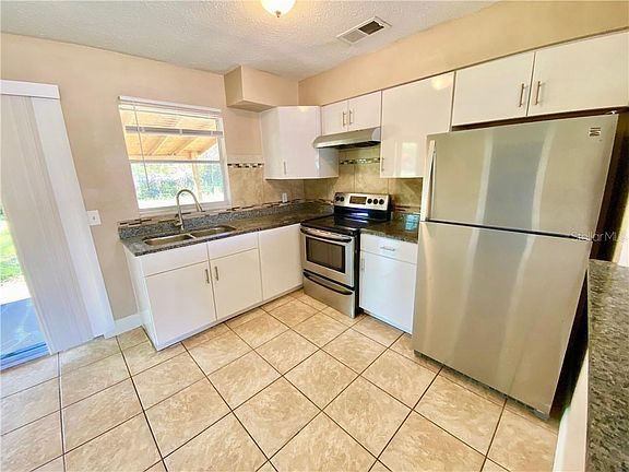 4th image of 920 Garden St