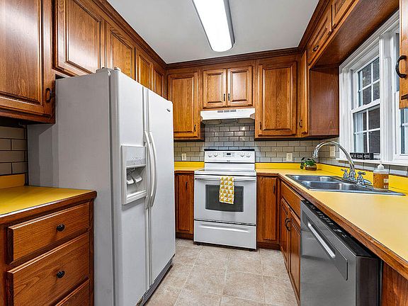 3rd image of 101 W Grand Avenue