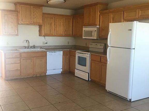 3rd image of 818 W Caprock St