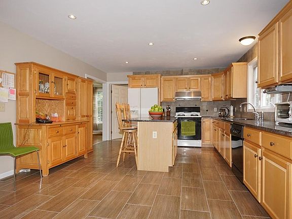 3rd image of 5 Boston Hill Cir