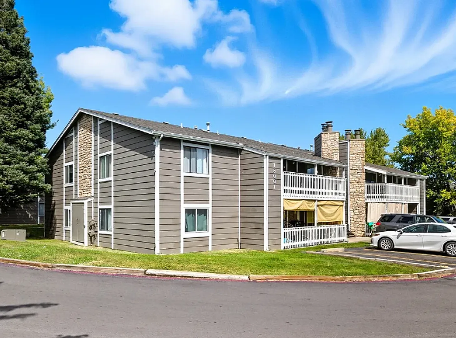 Spectacular Top Floor Condo in Aurora! **Move-In Special** — Photo 1